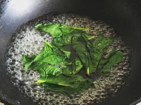 将菠菜叶清洗干净放入沸水中焯一分钟