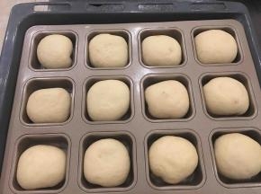 发到两倍大，取出表面喷水