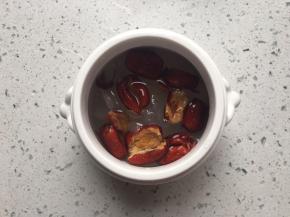 加入没过食材的纯净水，我加了150克