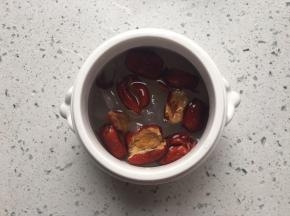 加入没过食材的纯净水，我加了150克