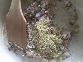 炒软后加入坚果碎继续翻炒