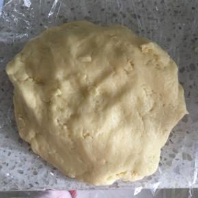 成团没有粉状物质即可，放入冰箱保鲜层30分钟