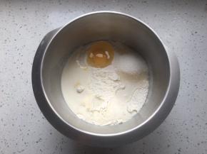 将面团材料中除去黄油和盐以外的材料放入盆中，揉到扩展阶段