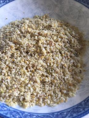 用料理机把三种坚果打碎