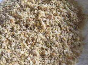 用料理机把三种坚果打碎