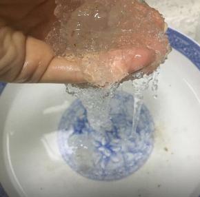 用清水淘洗干净泡发好的材料，清理完杂质。