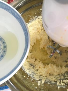 分两次加入蛋清继续打发，每次都要打发到蛋清完全融合