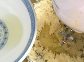 分两次加入蛋清继续打发，每次都要打发到蛋清完全融合