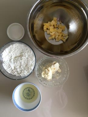 黄油切丁等待软化，奶油奶酪也室温软化，低筋面粉、玉米淀粉、泡打粉、奶粉混合搅拌均匀，鸡蛋取出蛋清