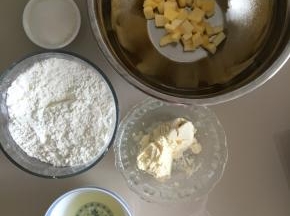 黄油切丁等待软化，奶油奶酪也室温软化，低筋面粉、玉米淀粉、泡打粉、奶粉混合搅拌均匀，鸡蛋取出蛋清