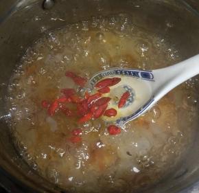 再煮20分钟后，加入清洗干净的枸杞，继续煮10分钟，关火