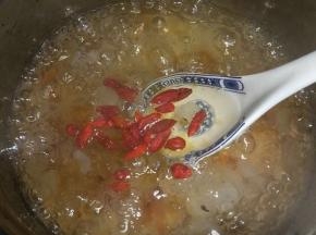 再煮20分钟后，加入清洗干净的枸杞，继续煮10分钟，关火