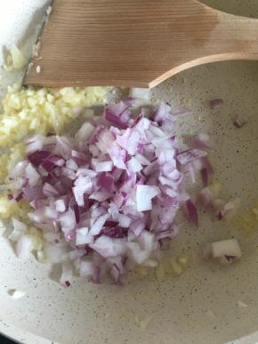 接着加入洋葱炒香