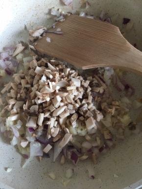 然后加入蘑菇碎继续翻炒