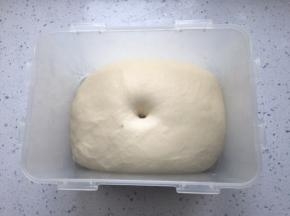 发到两倍大，用手指蘸粉戳孔，不回缩不塌陷