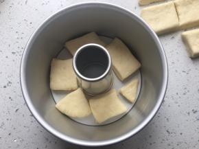 摆一层面团在模具里