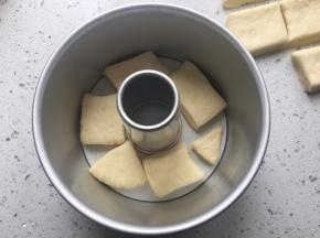 摆一层面团在模具里