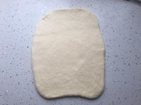 取一个面团，擀成长方形