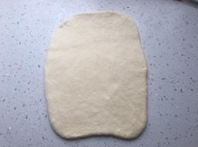 取一个面团，擀成长方形