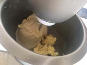 加入黄油和盐，继续揉