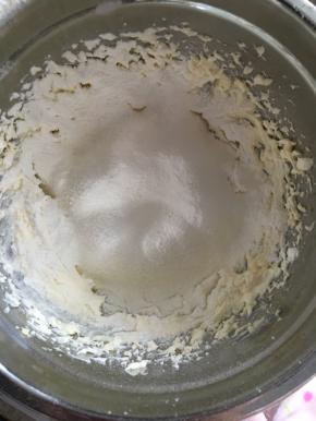 粉类混合物过筛筛入，用刮刀搅拌