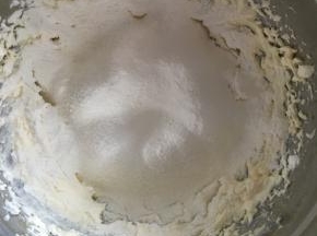 粉类混合物过筛筛入，用刮刀搅拌