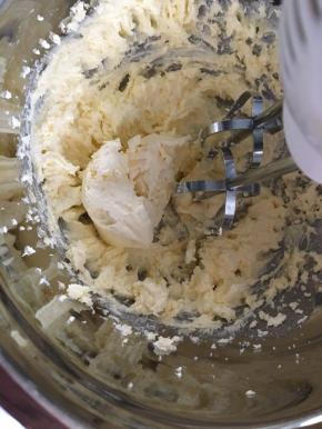 接着分三次加入软化的奶油奶酪，打发到顺滑