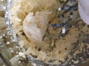 接着分三次加入软化的奶油奶酪，打发到顺滑