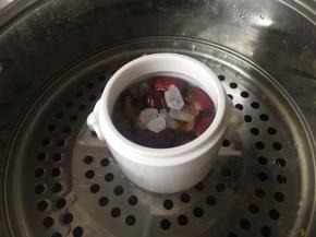 关火后放入冰糖，再盖上盖子焖5分钟，将冰糖焖至融化