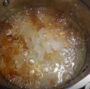 煮20分钟后倒入雪燕继续煮，并加入冰糖，继续小火