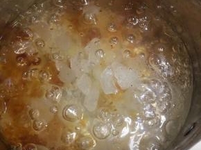 煮20分钟后倒入雪燕继续煮，并加入冰糖，继续小火