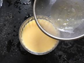 将蛋液过筛