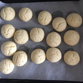 烤箱170度，上下火，20分钟，焖5分钟，出炉，有自然的裂纹，很漂亮哦