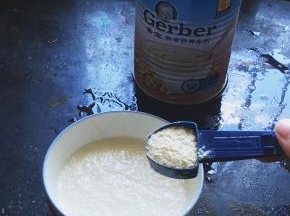 取160ml冲泡好的配方奶，加入6勺米粉搅拌均匀