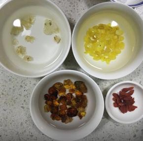 冷水泡发桃胶、雪燕12小时，皂角米泡发6-8小时