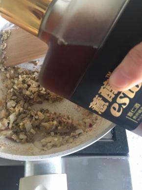 炒香后加入盐、黑胡椒碎、百里香碎，翻炒均匀后加入红酒20g（我没有用红酒，用的薏仁米酒）