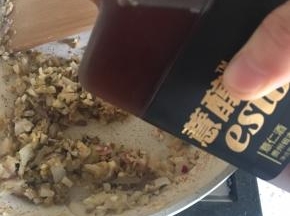 炒香后加入盐、黑胡椒碎、百里香碎，翻炒均匀后加入红酒20g（我没有用红酒，用的薏仁米酒）