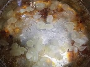 先把桃胶和皂角米放入锅中，锅中放清水，大火煮开后转小火