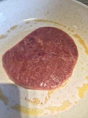 煎牛排：10g黄油放入锅内，融化后放入牛排，小火煎