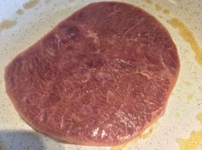 煎牛排：10g黄油放入锅内，融化后放入牛排，小火煎