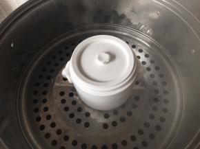 盖上炖盅的盖子，放入烧开水的蒸锅内，转小火炖30到40分钟