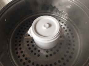 盖上炖盅的盖子，放入烧开水的蒸锅内，转小火炖30到40分钟