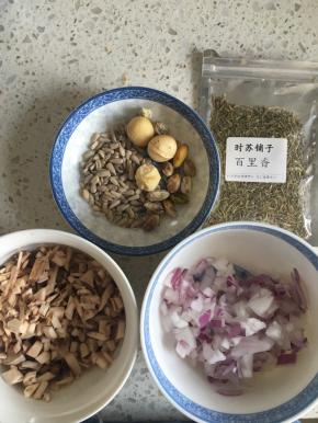 然后准备炒制裹在牛排外面一圈的材料，蘑菇和洋葱切碎，开心果、瓜子、夏威夷果去壳