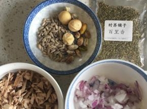 然后准备炒制裹在牛排外面一圈的材料，蘑菇和洋葱切碎，开心果、瓜子、夏威夷果去壳