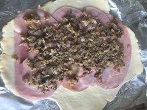 铺上炒制的蘑菇洋葱碎