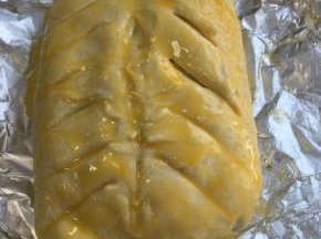 取出，酥皮用锋利的刀割出纹路，抹上蛋黄液