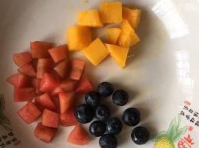 准备好爱吃的水果，切小丁