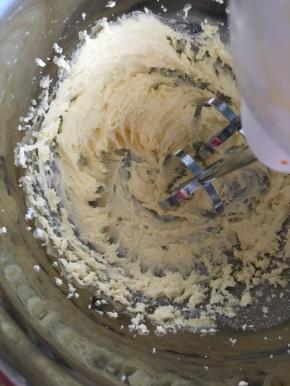 黄油软化后分3次加入白砂糖，用打蛋器打发到发白