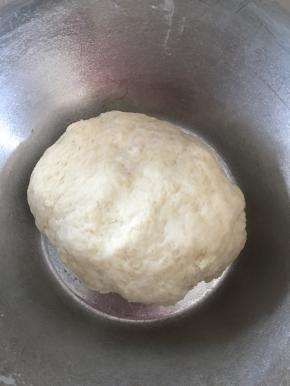 然后揉成面团，不用过度揉，成团即可，然后放入冰箱冷藏1个小时