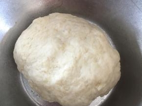 然后揉成面团，不用过度揉，成团即可，然后放入冰箱冷藏1个小时